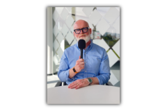 Ein Foto von Thomas mit dem Mikrofon.